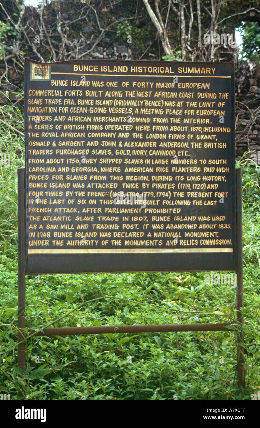 Cartel con información histórica sobre el esclavo fuerte de isla Bunce. Sierra Leona, 2004-2005. Foto de stock