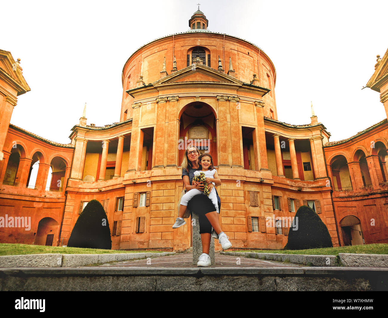 Familia feliz en Italia, madre e hija en la iglesia de San Luca santuario de Bolonia en Emilia Romagna Fotografía de stock - Alamy Familia feliz en Italia, madre e hija en la iglesia de San Luca santuario de Bolonia en Emilia Romagna Fotografía de stock - Alamy