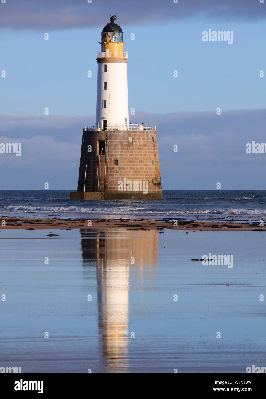 Rattray Head Lighthouse, en el noreste de Escocia, de enero de 2014. Todas no editorial usos deben borrarse individualmente. Foto de stock