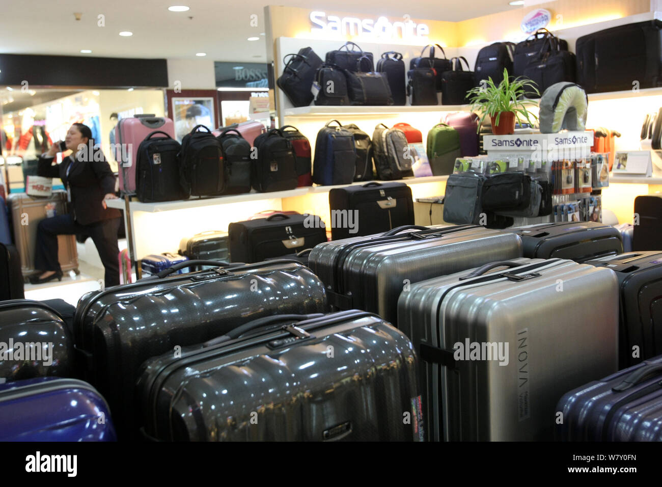 Archivo-maletas de Samsonite se encuentran a la venta en una tienda  departamental en Shanghai, China, 27 de marzo de 2014. Uno de los mayores  fabricantes de equipaje Samson Fotografía de stock - Alamy
