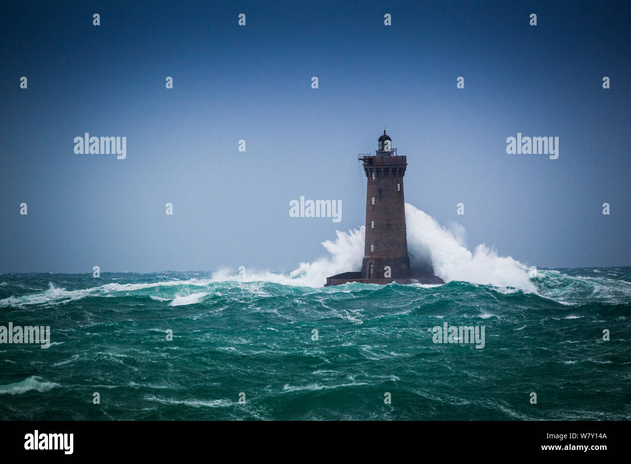 Olas azotando los cuatro faro durante la tormenta de invierno, en el norte de Bretaña, Francia, diciembre de 2011. Secuencia 1/12. Foto de stock