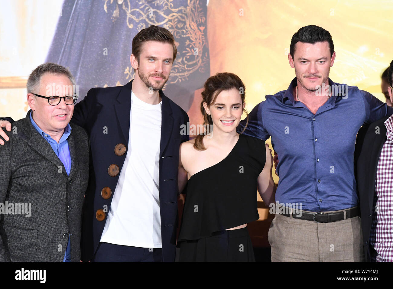 (Desde la izquierda) director americano Bill Condon, el actor inglés Daniel Jonathan 'Dan' Stevens, la actriz británica Emma Watson y el actor Galés Luke Evans asistir Foto de stock