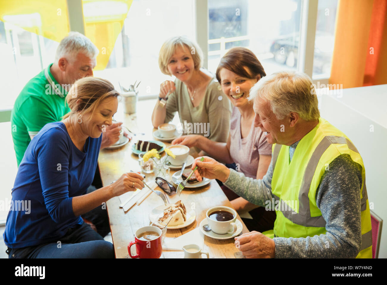 Un grupo de cinco personas, tomar un descanso de limpieza de la ciudad y con café y tarta. Foto de stock