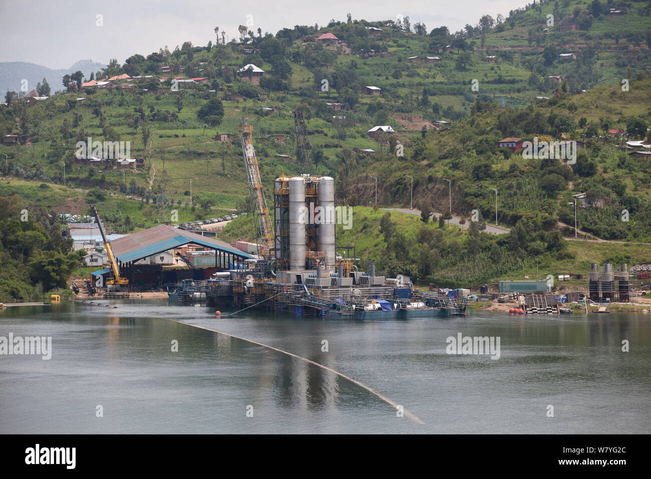 Planta de biogás Kivuwatt en construcción. La planta elimina metano de las aguas del Lago Kivu y poder tres genrators para producir 26MW de electricidad. Kibuye, Rwanda, noviembre de 2014. Foto de stock