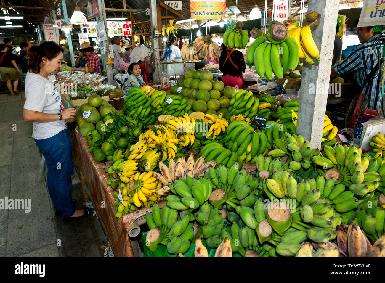 Productos para la venta en el Mercado Flotante Ladmayom cerca de Bangkok, Tailandia, septiembre de 2014. Foto de stock
