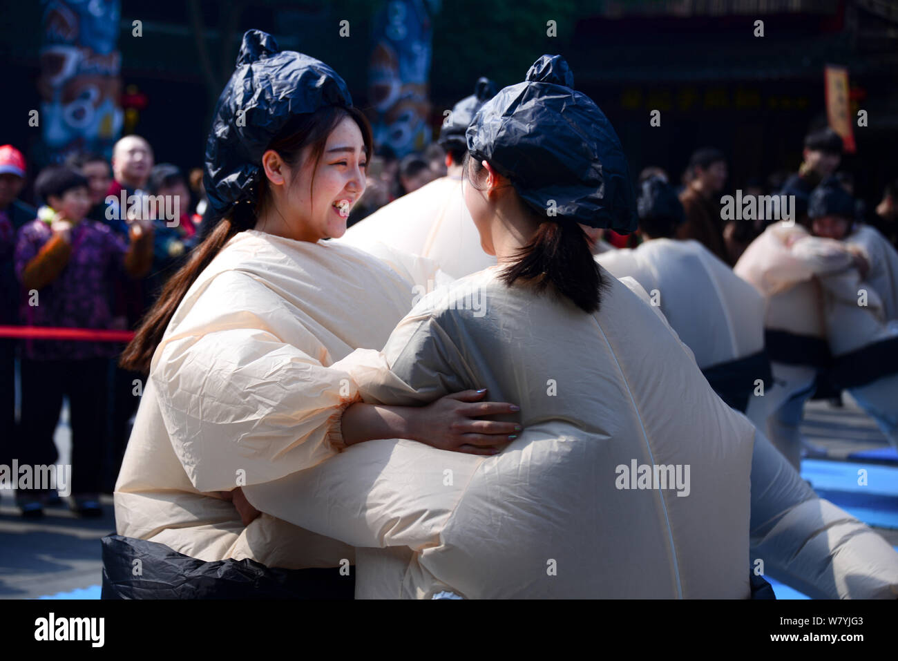 Las mujeres chinas vestidas en trajes de luchador de sumo inflables  participaron en un concurso de lucha libre en Songcheng pintorescos de la  ciudad de Hangzhou, China oriental ZH Fotografía de stock -