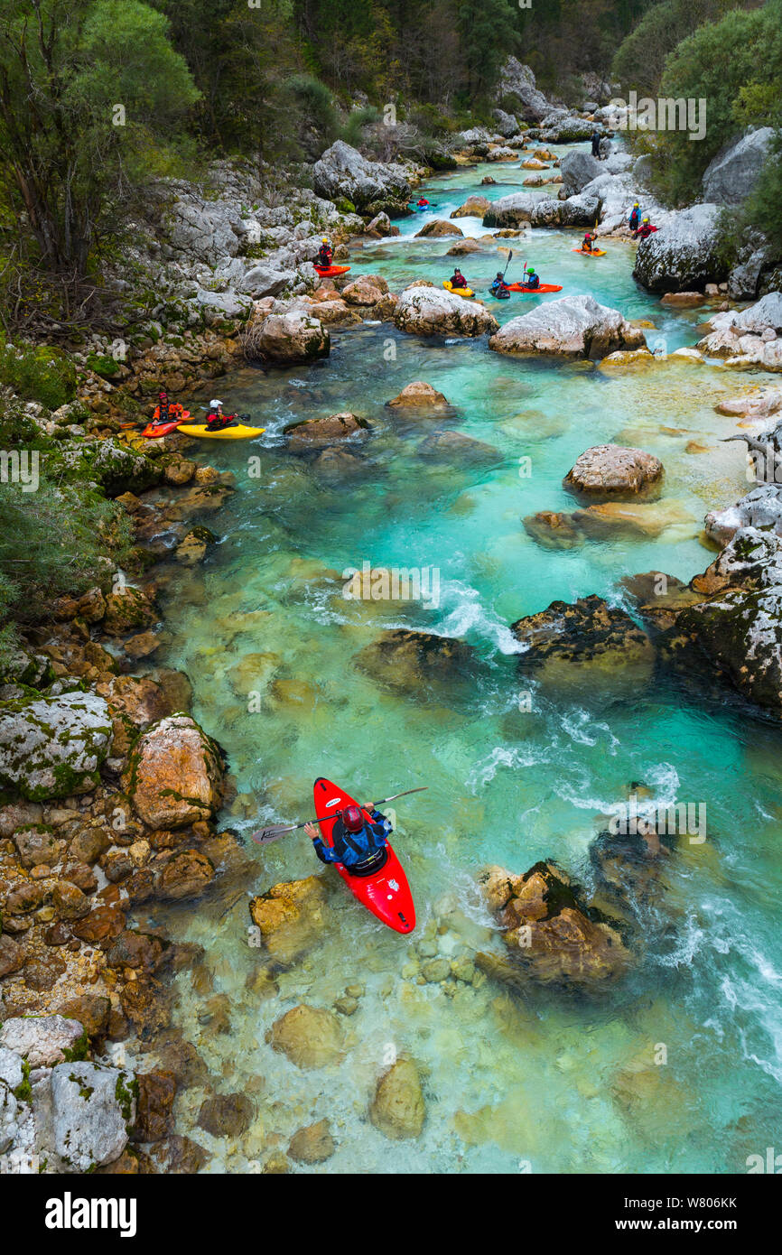 Grupo de kayakistas en el río Soca, Alpes Julianos, Bovec, Eslovenia, en octubre de 2014. Foto de stock