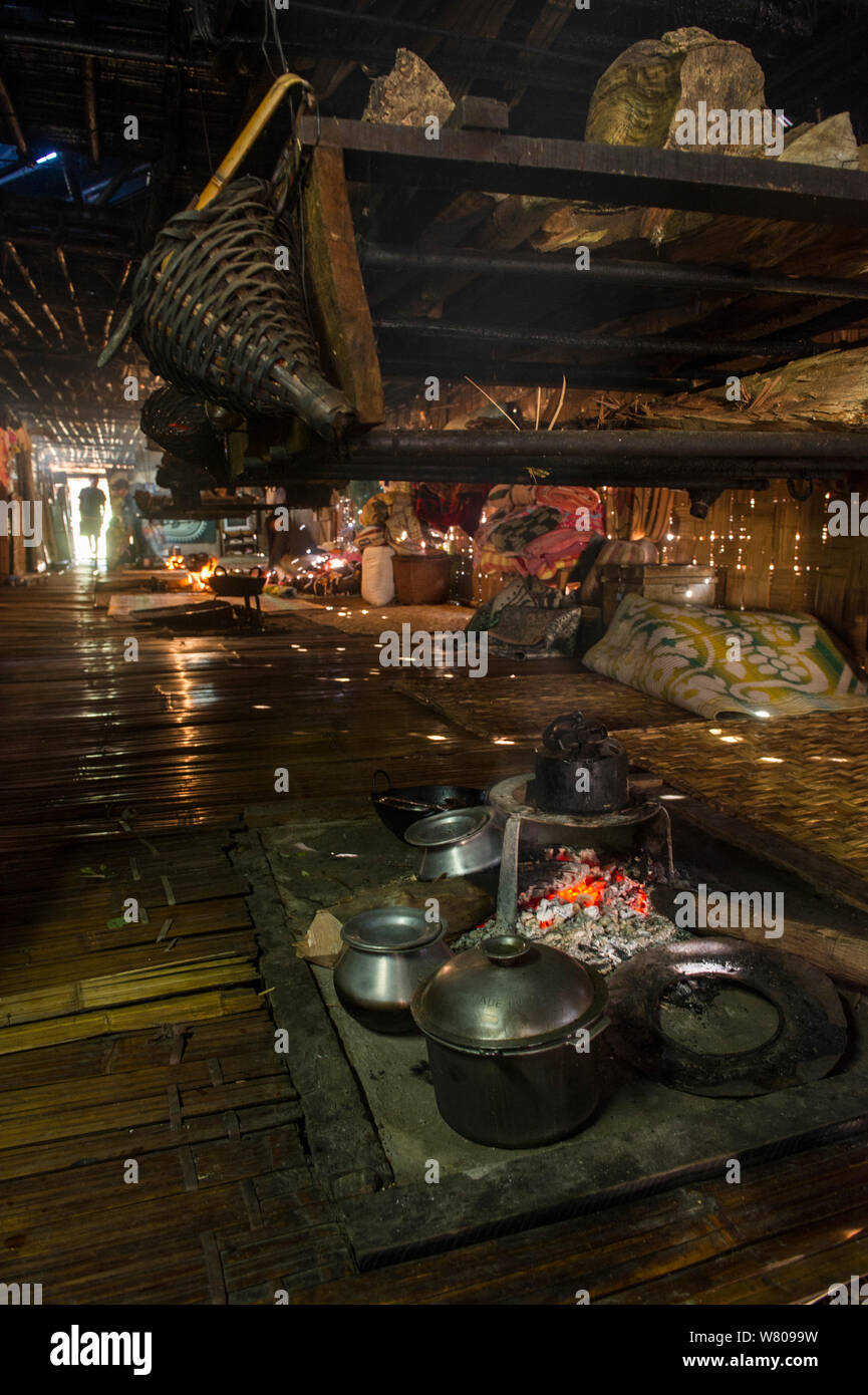 Interior de una casa larga Nyshi Nyshi, tribu, Arunachal Pradesh.En el noreste de la India, en noviembre de 2014. Foto de stock