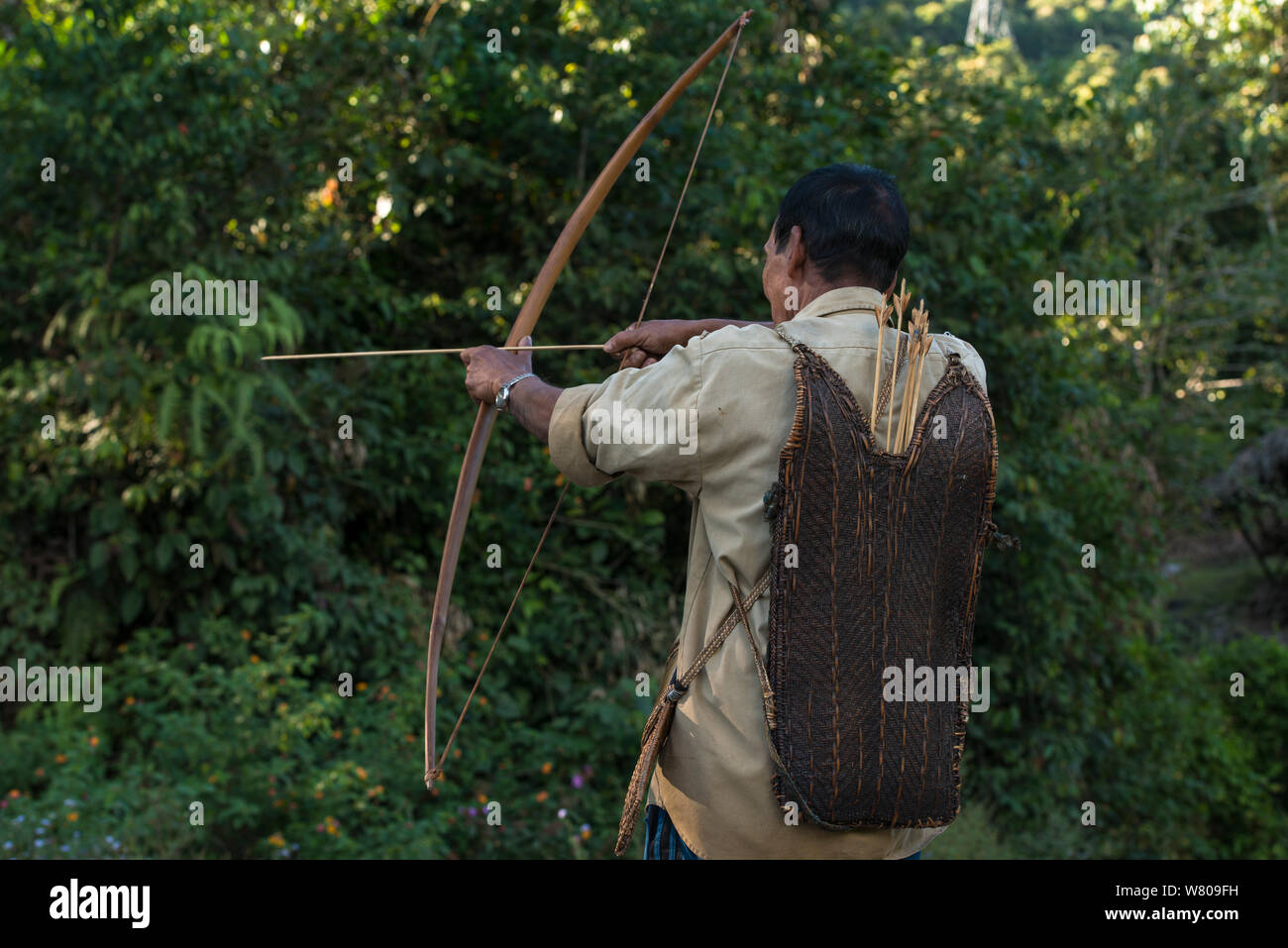 Adi Gallong hombre con arco y flecha. Adi Gallong Tribu. En Arunachal Pradesh, en la India Nororiental, en octubre de 2014. Foto de stock
