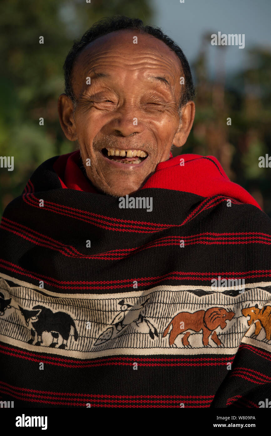Ao Naga hombre mantón tradicional, Nagaland, en el noreste de la India, de octubre de 2014. Foto de stock