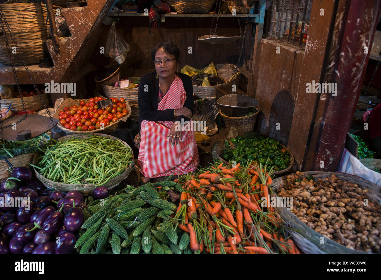 Calado vegetal en Barabazar mercado, Shillong. Meghalaya, en el noreste de la India. De octubre de 2014. Foto de stock