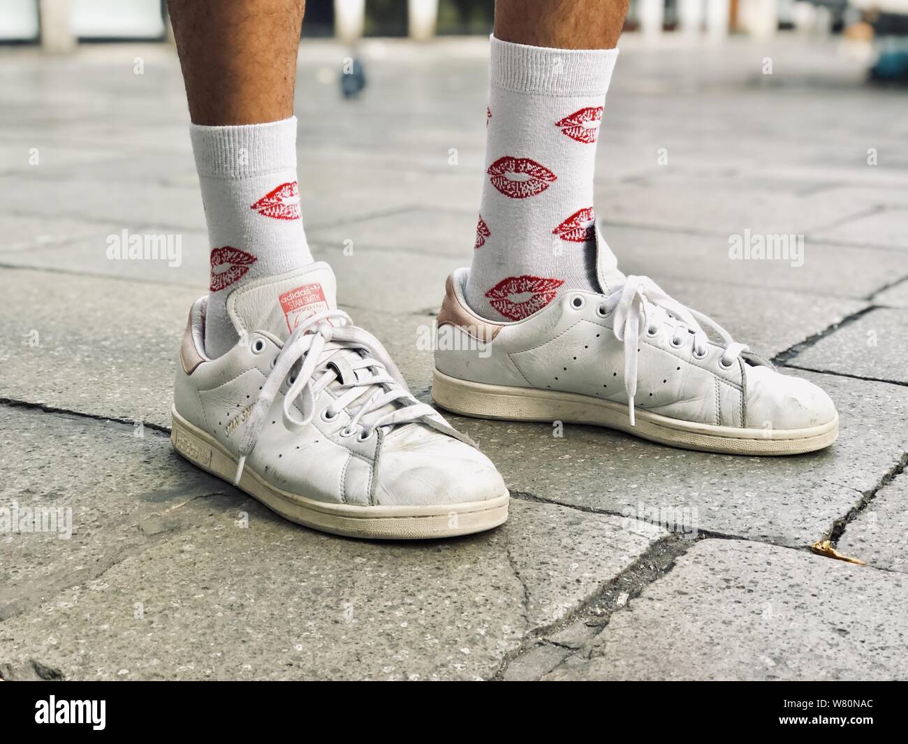 Hombre con zapatos blancos y calcetines blancos con beso rojo imprime en él  Fotografía de stock - Alamy