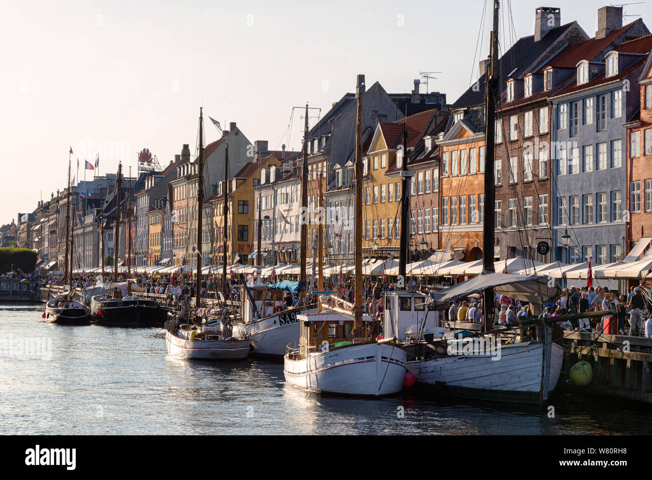 Nyhavn en Copenhague - barcos amarrados en la luz del atardecer, Copenhague Dinamarca Escandinavia Europa Foto de stock