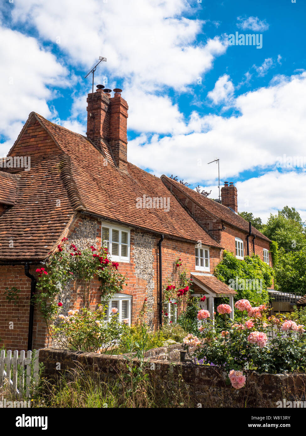 Casa rural con rosas, Copyhold granja, cogida Heath, Oxfordshire, Inglaterra, Reino Unido, GB. Foto de stock