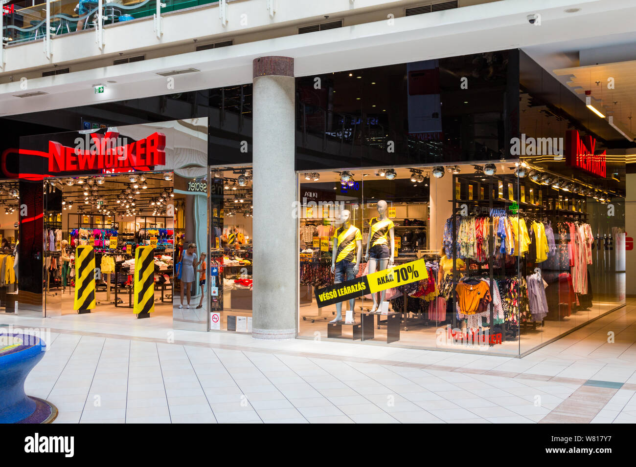 Tienda New Yorker en delantero centro comercial Mammut, Budapest, Hungría  Fotografía de stock - Alamy