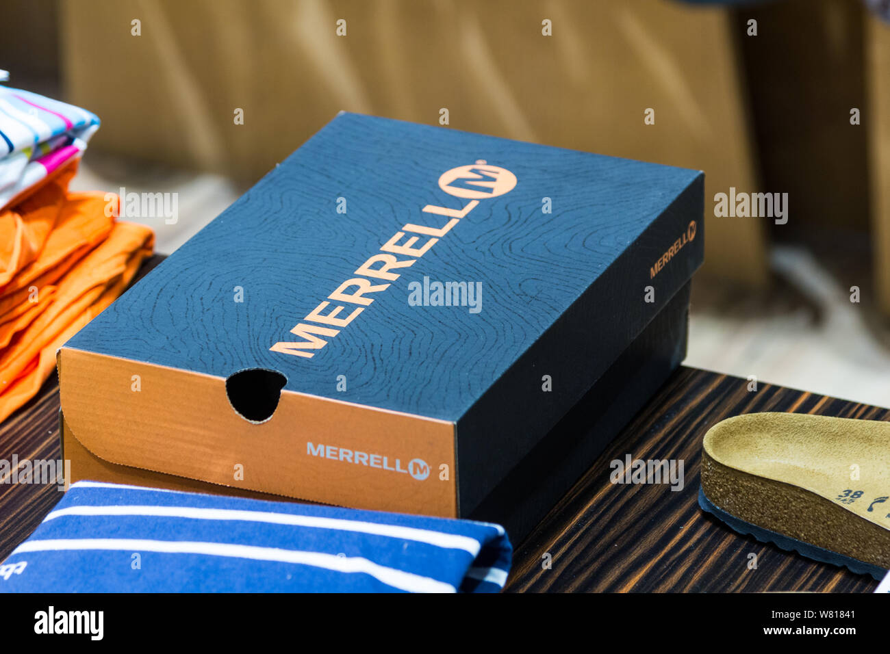 Caja de zapatos Merrell dentro de la tienda en el centro comercial Mammut,  Budapest, Hungría Fotografía de stock - Alamy