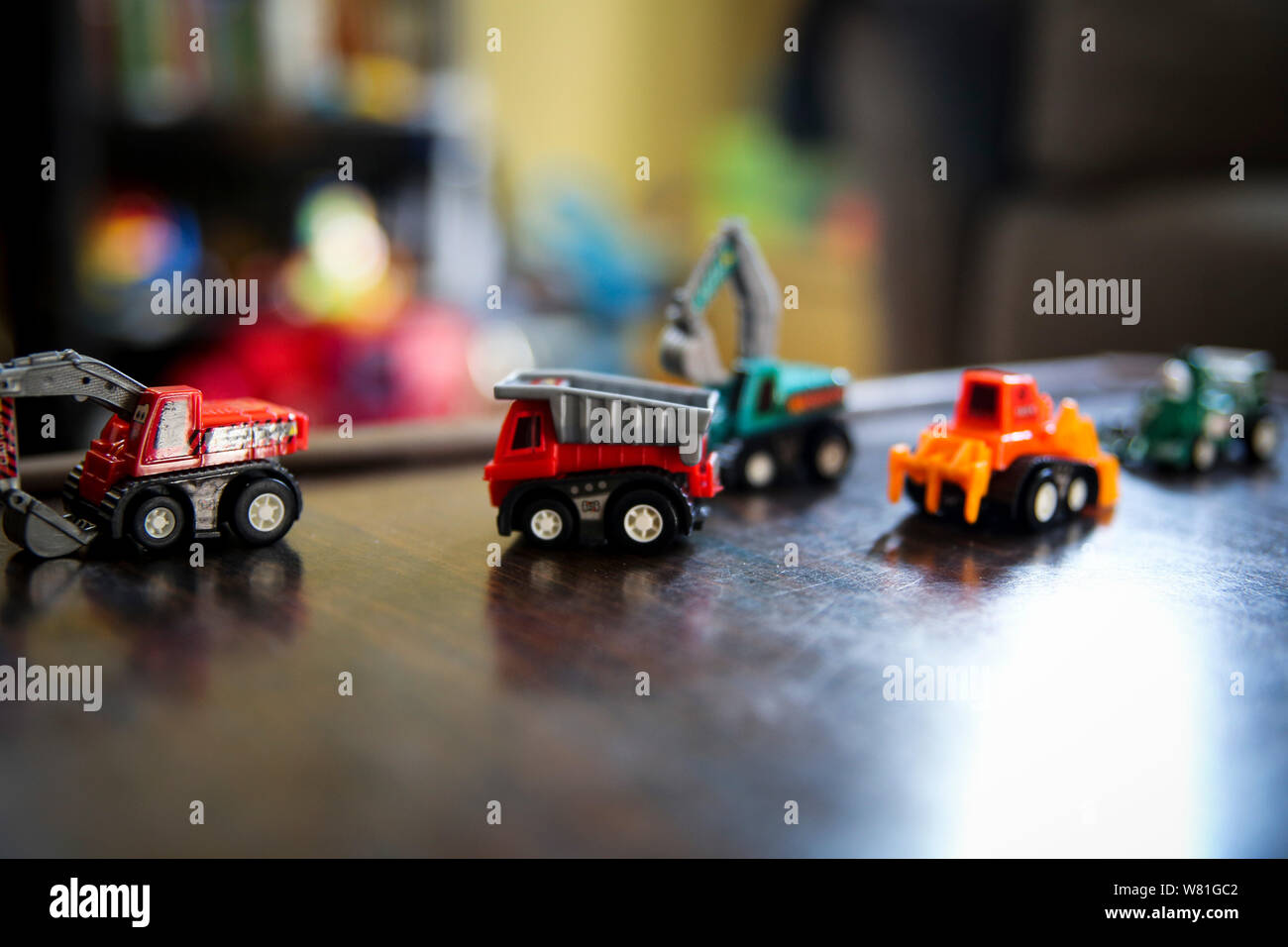 Camiones de juguetes fotografías e imágenes de alta resolución - Alamy