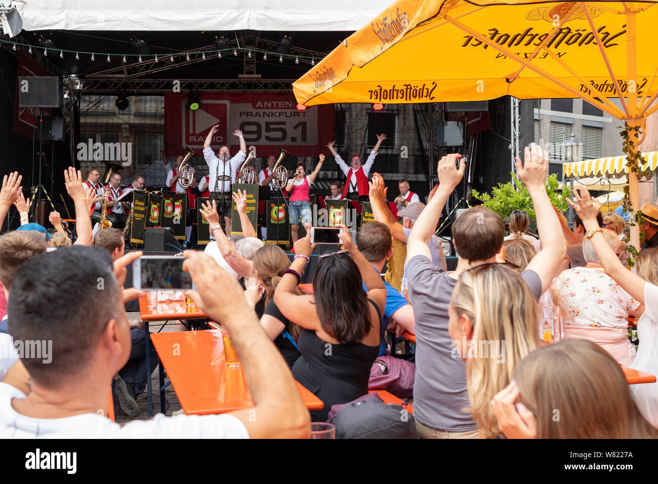 Festival principal o Mainfest 2019, un festival de folk tradicional alemana celebrada en Romerberg, Frankfurt am Main, Alemania, Europa Foto de stock