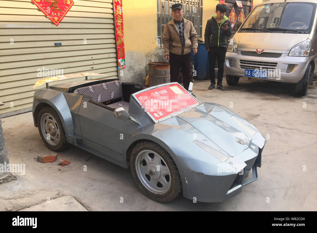 Una mini réplica de Lamborghini hecha por 55-año-viejo agricultor chino Guo  Yuanliang para su nieto es retratada en Houzhai village, de la ciudad de  Zhengzhou, centra Fotografía de stock - Alamy