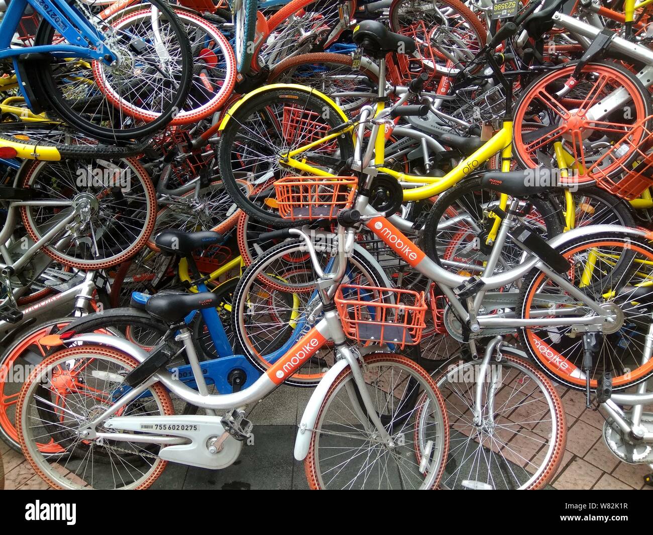 Archivo-bicicletas dañadas de los servicios de uso compartido de bicicletas  chinas Mobike (naranja), ofo (amarillo) y Xiaoming Danche o Xiaoming  bicicleta (azul) se amontona cerca Fotografía de stock - Alamy