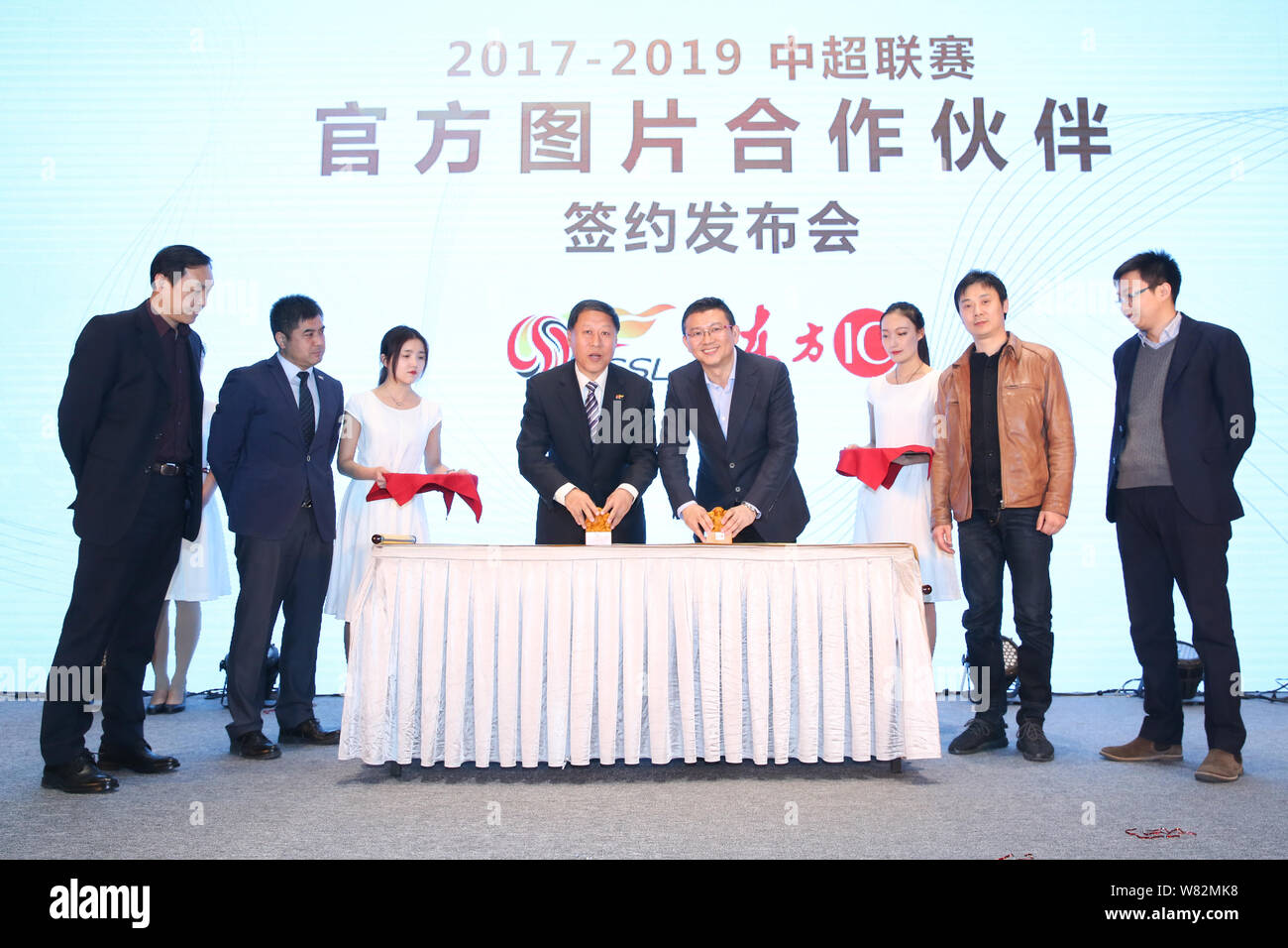 Ma Chengquan, la tercera a la izquierda, presidente de la Chinese Super League (CSL), Zan Kuang Zhanyu, tercero derecha, CEO de Imaginechina, sellos sellos durante una firma de CER Foto de stock