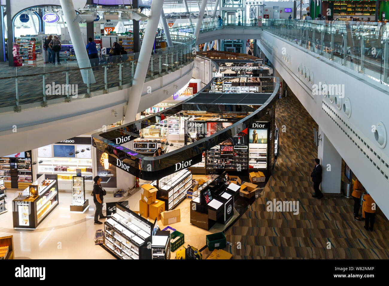 Phuket, Tailandia - 9 de noviembre 2016: compras duty free en el aeropuerto internacional de Phuket. Las tiendas son un monopolio dirigido por King Power Foto de stock