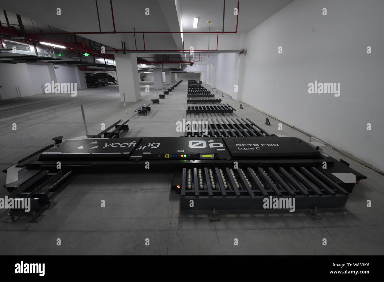 Vehículos de guiado automático robot está representada en China el primer AGV robot estacionamiento en la ciudad de Nanjing, provincia de Jiangsu de China oriental, el 8 de enero de 2017. Foto de stock