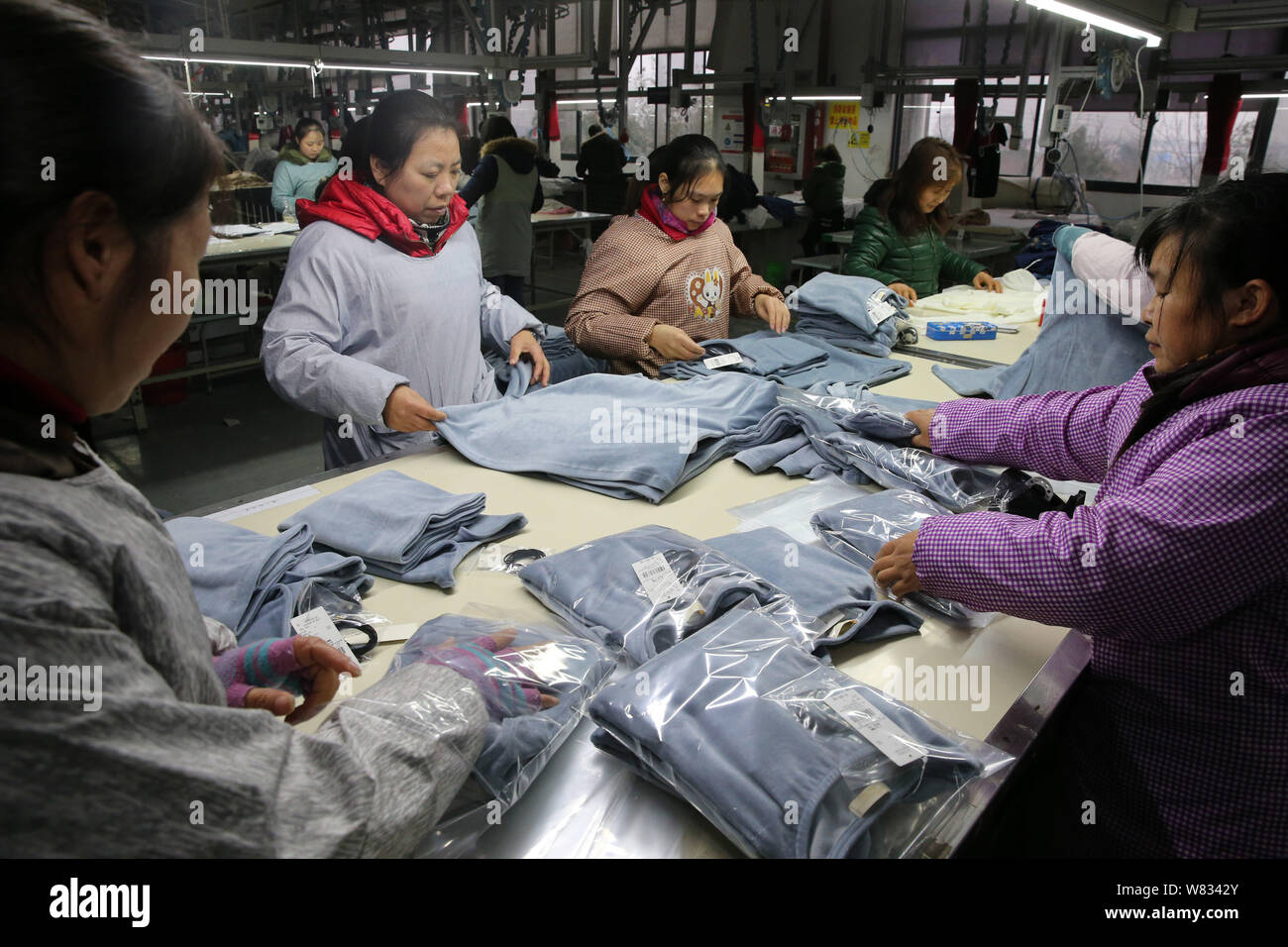 Archivo-mujeres trabajadores chinos empacar ropa para ser exportadas a  Japón en una fábrica textil en la ciudad de Nantong, provincia de Jiangsu  de China oriental, el 19 de enero de 20 Fotografía