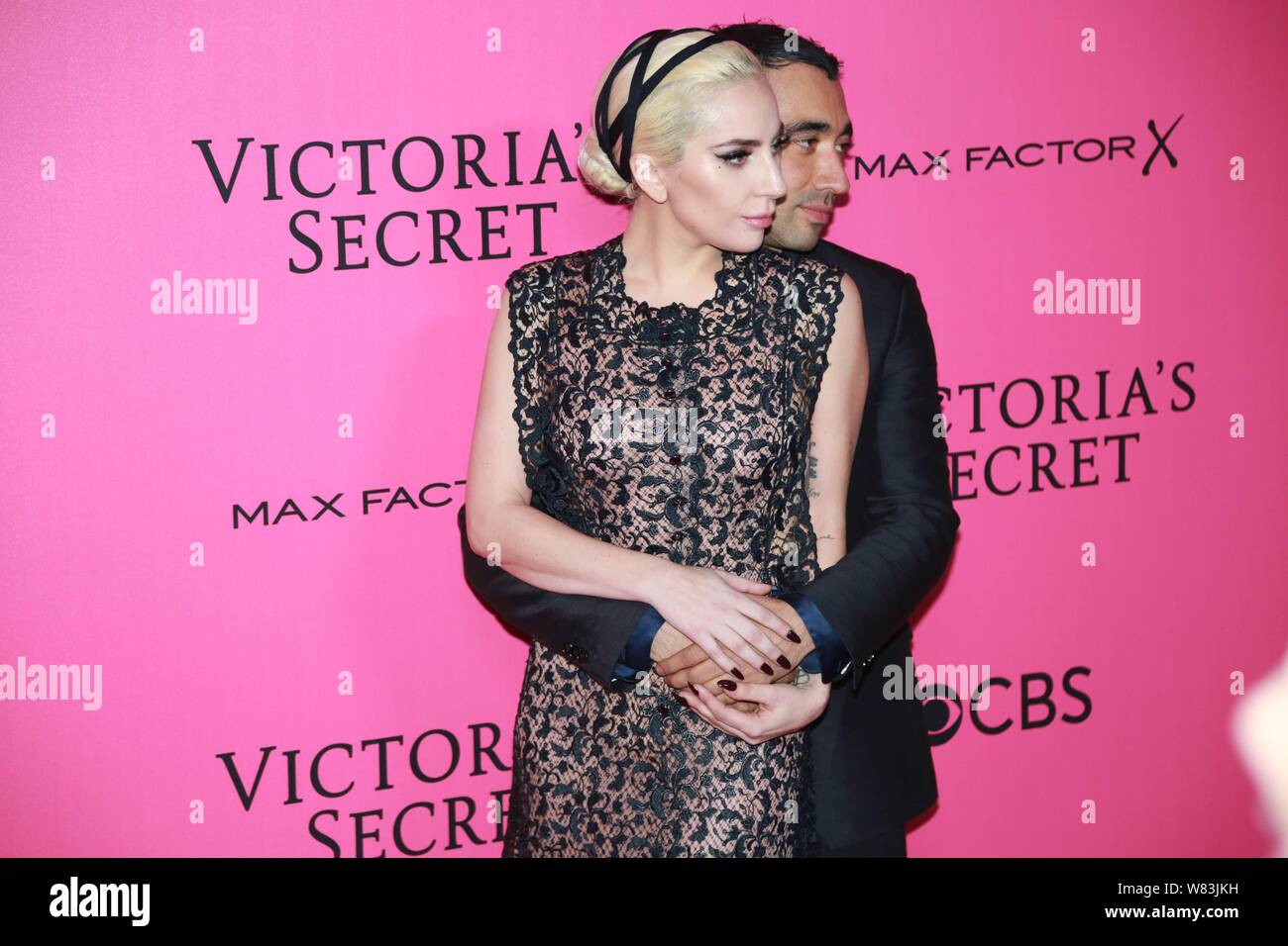 Cantante americana Stefani Joanne Angelina Germanotta, conocido profesionalmente como Lady Gaga, llega a la alfombra roja para el 2016 Victoria's Secret Fashio Foto de stock