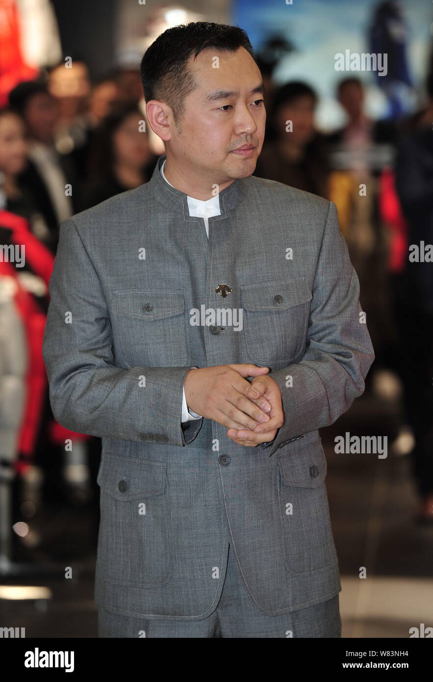 Kong Linghui, head coach del de mesa femenino nacional Team, asiste a la ceremonia de apertura de una nueva tienda de ropa deportiva japonesa de Fotografía de stock - Alamy