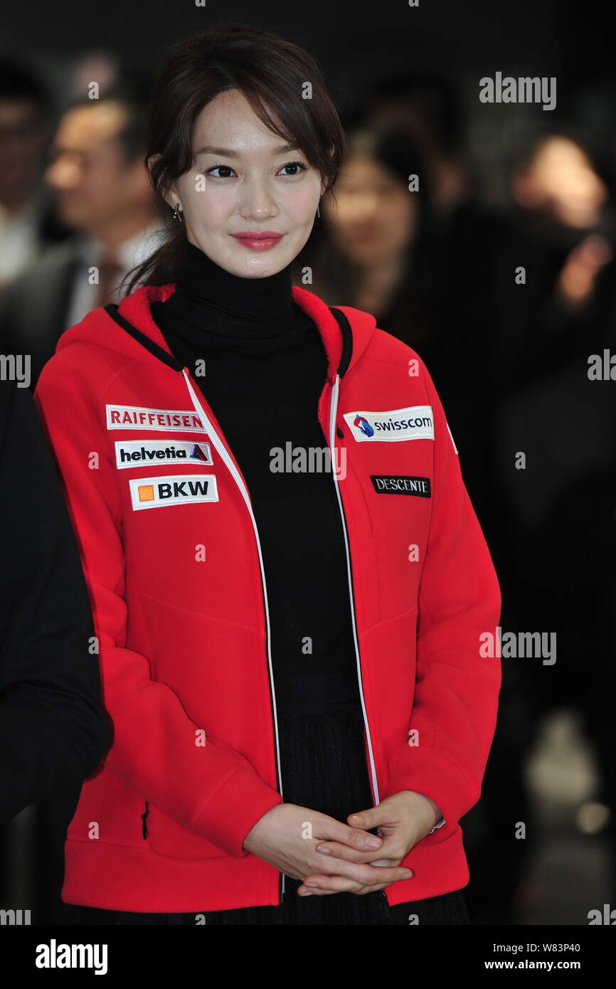 La actriz Shin Min-a a la ceremonia de apertura de una nueva tienda de ropa deportiva japonesa descente en Beijing, 13 de diciembre de 2016 Fotografía de stock - Alamy