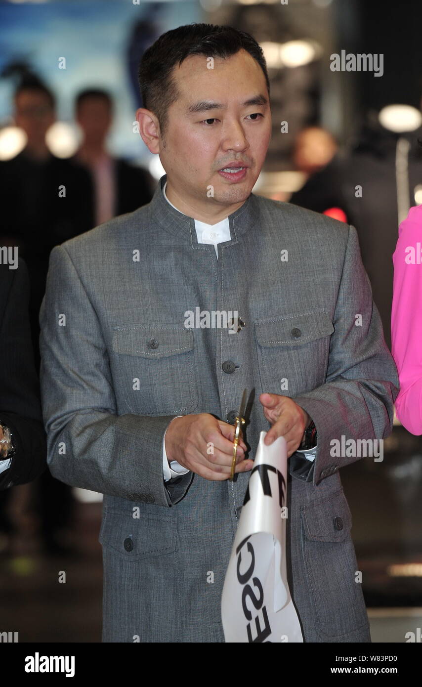 Kong Linghui, head coach del tenis de mesa femenino nacional China Team,  asiste a la ceremonia de apertura de una nueva tienda de ropa deportiva  japonesa de Fotografía de stock - Alamy