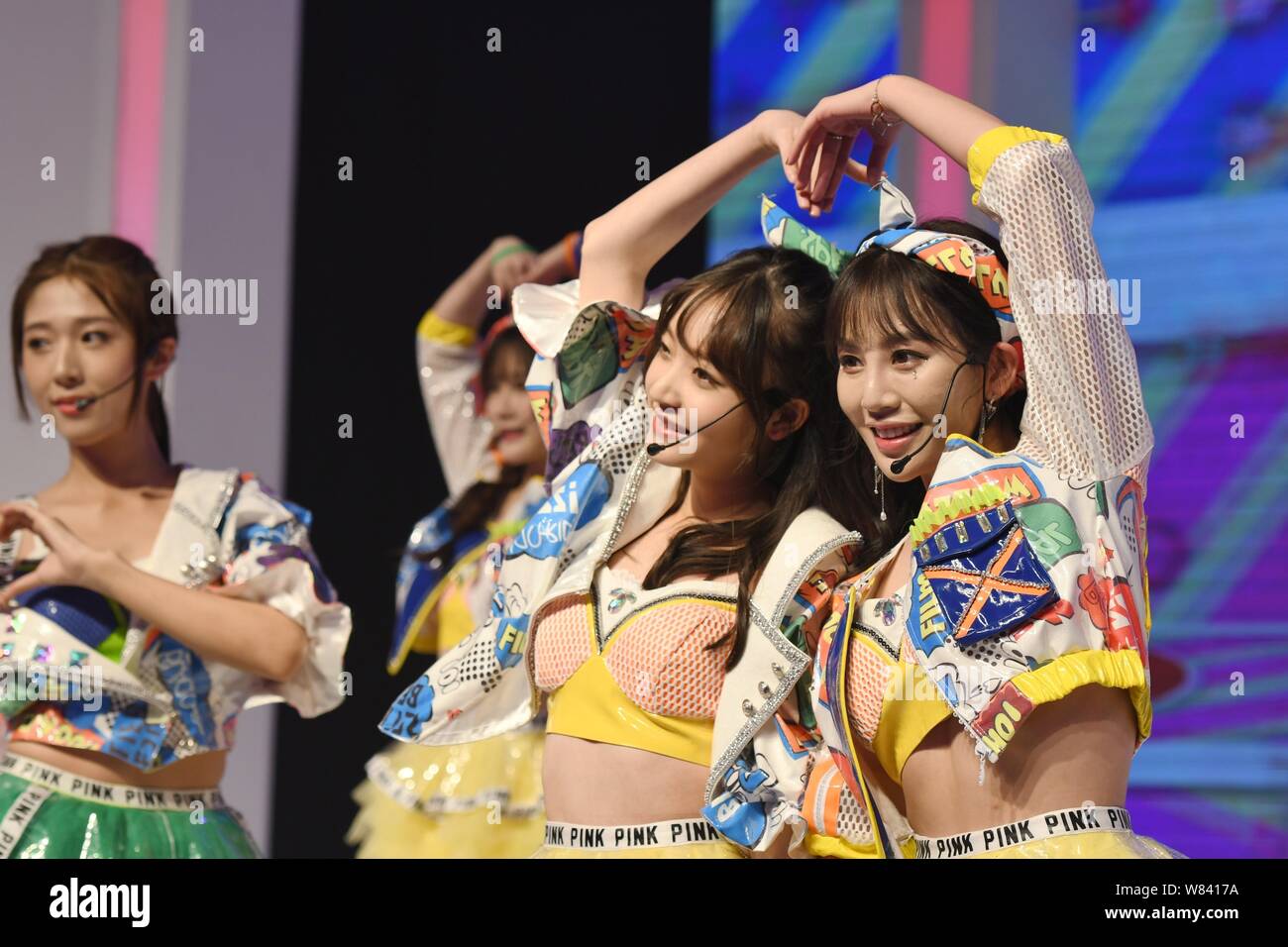 Los miembros del grupo de niña china SNH48 realice durante el SNH48 Fashion Awards 2ª edición en Shanghai, China, 5 de noviembre de 2016. Foto de stock