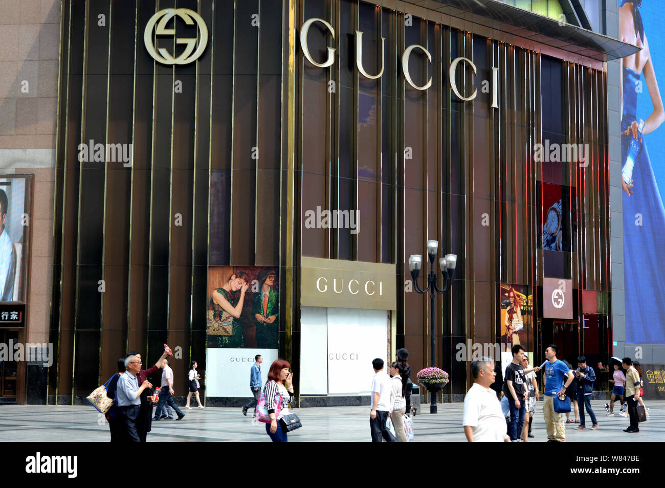 --Archivo-Vista de una boutique de moda de Gucci en Chongqing, China, 3 de mayo de 2016. Después de dos años de recesión, el crecimiento del mercado de lujo en China es de nuevo mov Foto de stock