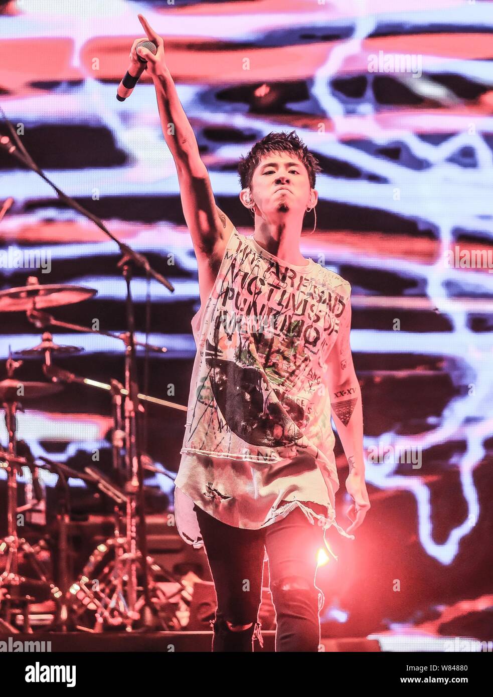 Un Miembro De La Banda De Rock Japonesa One Ok Rock Realiza En Un Concierto En Shanghai China 22 De Noviembre De 16 Fotografia De Stock Alamy