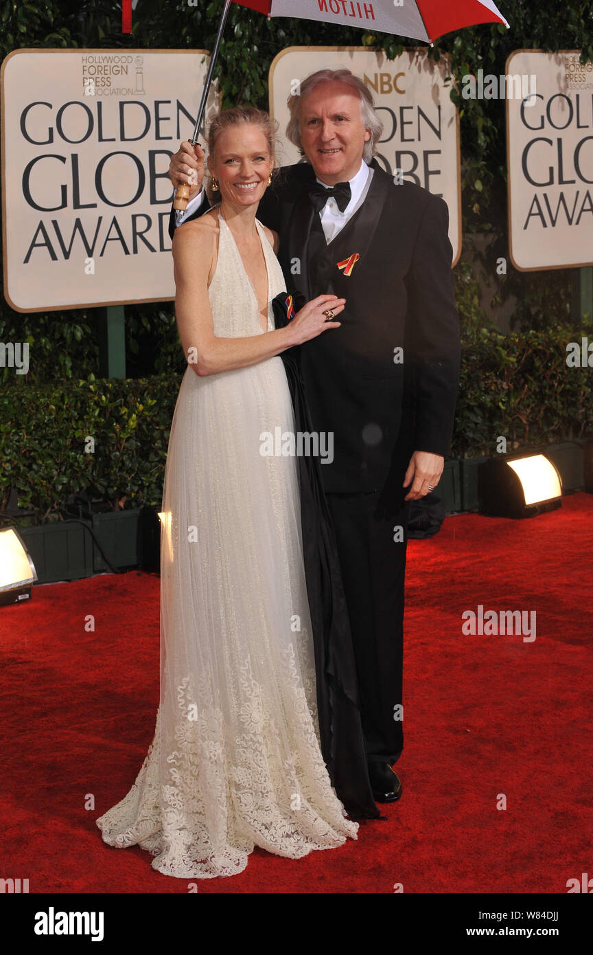 LOS ANGELES, CA. Enero 17, 2010: James Cameron & esposa Suzy Amis en la 67ª Golden Globe Awards en el Beverly Hilton Hotel. © 2010 Paul Smith / Featureflash Foto de stock