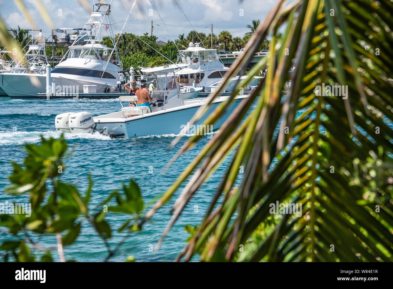 El sur de la Florida en barca en la joya de agua azul de la entrada de Júpiter en la marea entrante en Júpiter, el condado de Palm Beach, Florida. (Ee.Uu.) Foto de stock