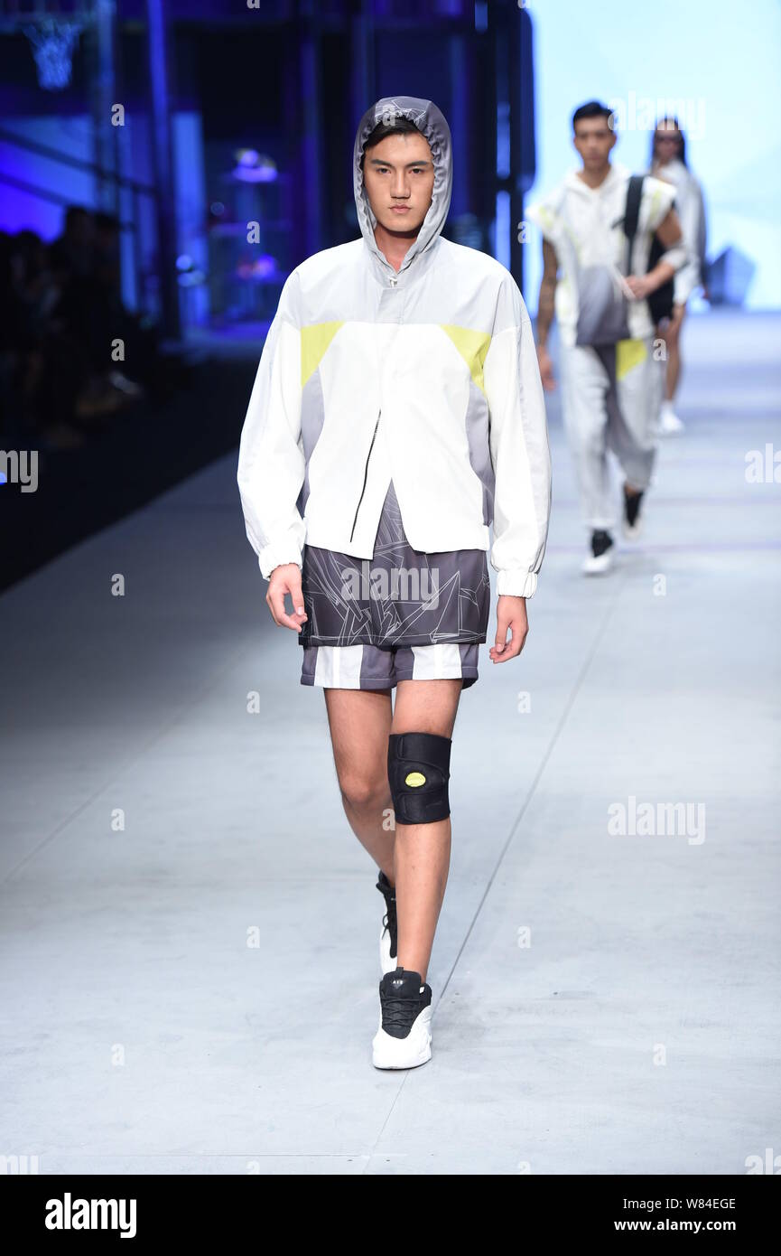 Una modelo muestra una creación nueva en Copa China Concurso de diseño de ropa deportiva durante la China Fashion Week Primavera/Verano 2017 Beijing Fotografía de stock - Alamy