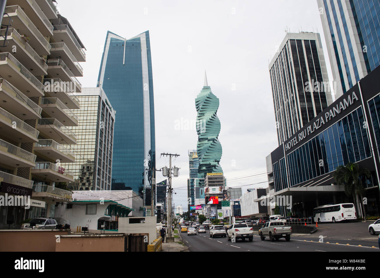 50Th Avenue, una de las principales avenidas de la Ciudad de Panamá en el centro de la ciudad. Foto de stock