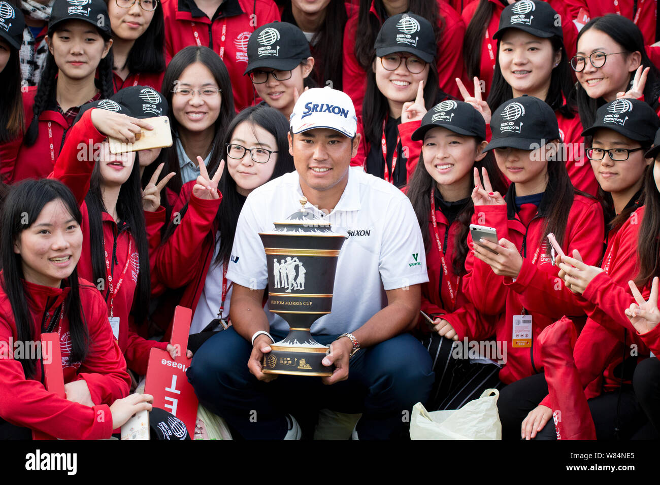 Hideki Matsuyama del Japón posa con su trofeo de campeón tras ganar el 2016 WGC-HSBC Champions Golf Tournament en Shanghai, China, 30 de octubre de 2016 Foto de stock