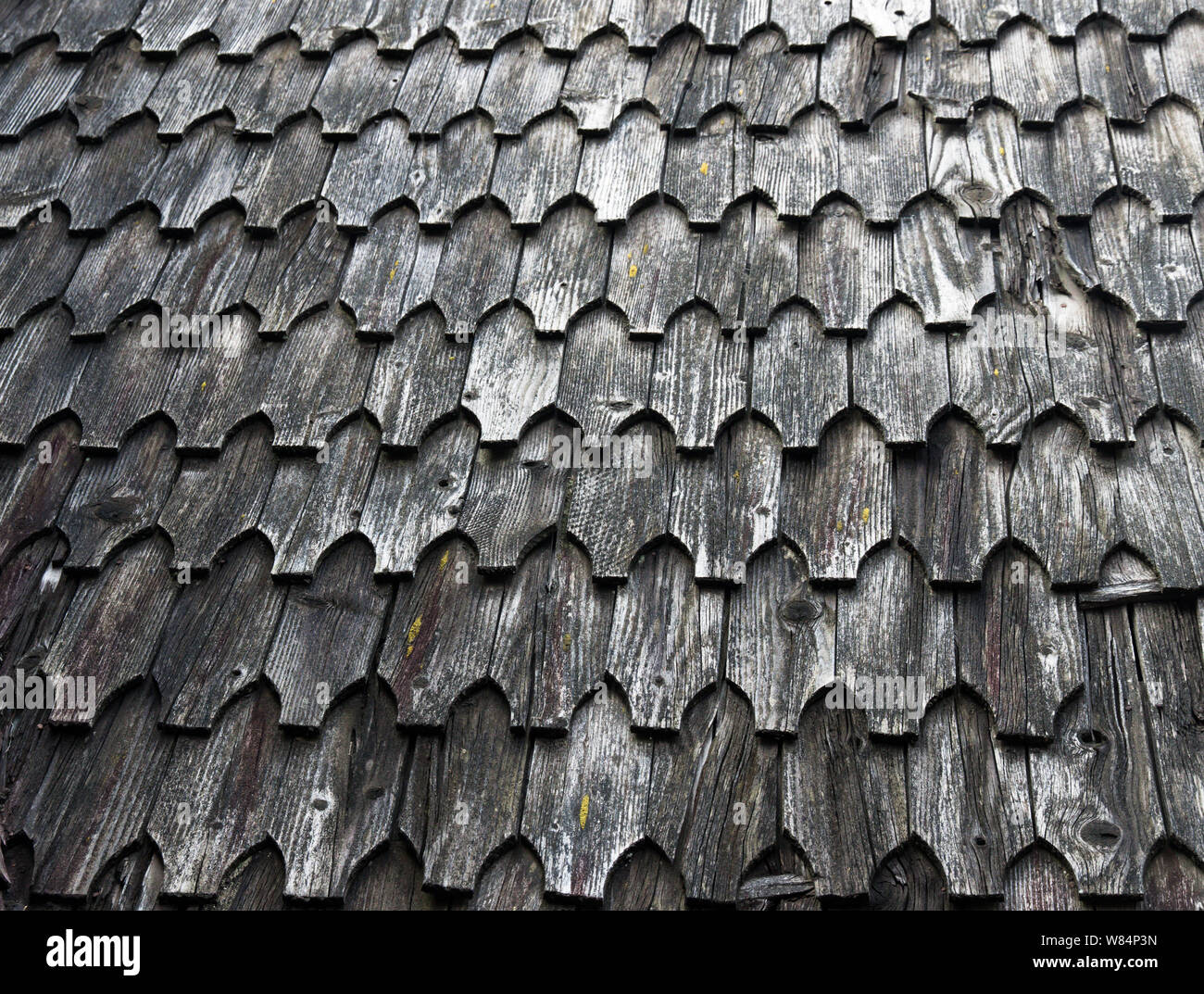 El antiguo sistema de techos nacionales tradicionales tecnológica de  tejuelas de madera. Textura de madera.La disposición tradicional del techo  del norte Scand Fotografía de stock - Alamy
