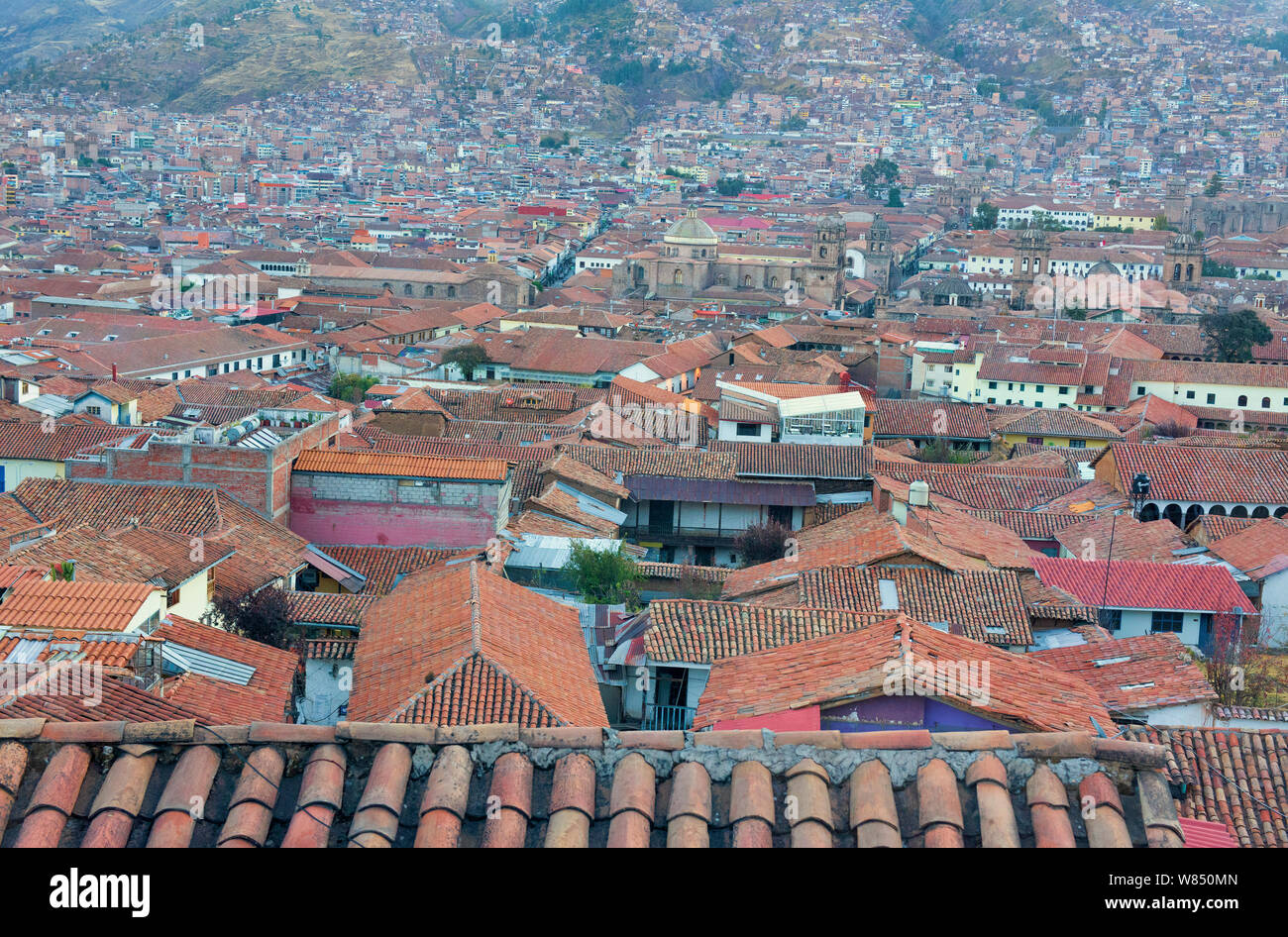 Los techos de tejas rojas y la arquitectura colonial de la ciudad Patrimonio de la Humanidad de la UNESCO de Cusco, Peru. Foto de stock