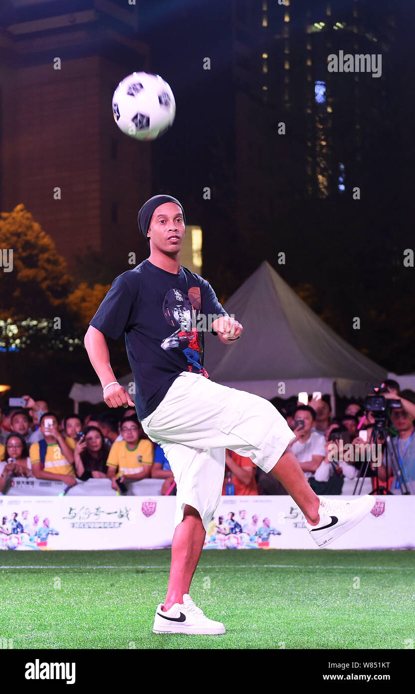 Ronaldinho gaucho ronaldinho fotografías e imágenes de alta resolución -  Alamy