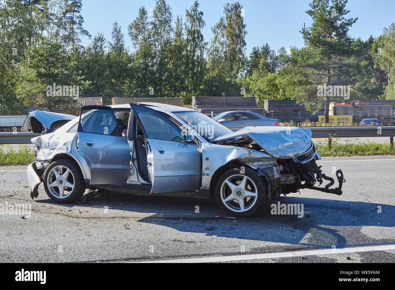 Carros dañados fotografías e imágenes de alta resolución - Alamy