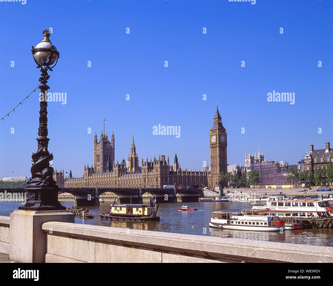 El Palacio de Westminster (Casas del Parlamento) cruzando el río Támesis, la ciudad de Westminster, London, England, Reino Unido Foto de stock