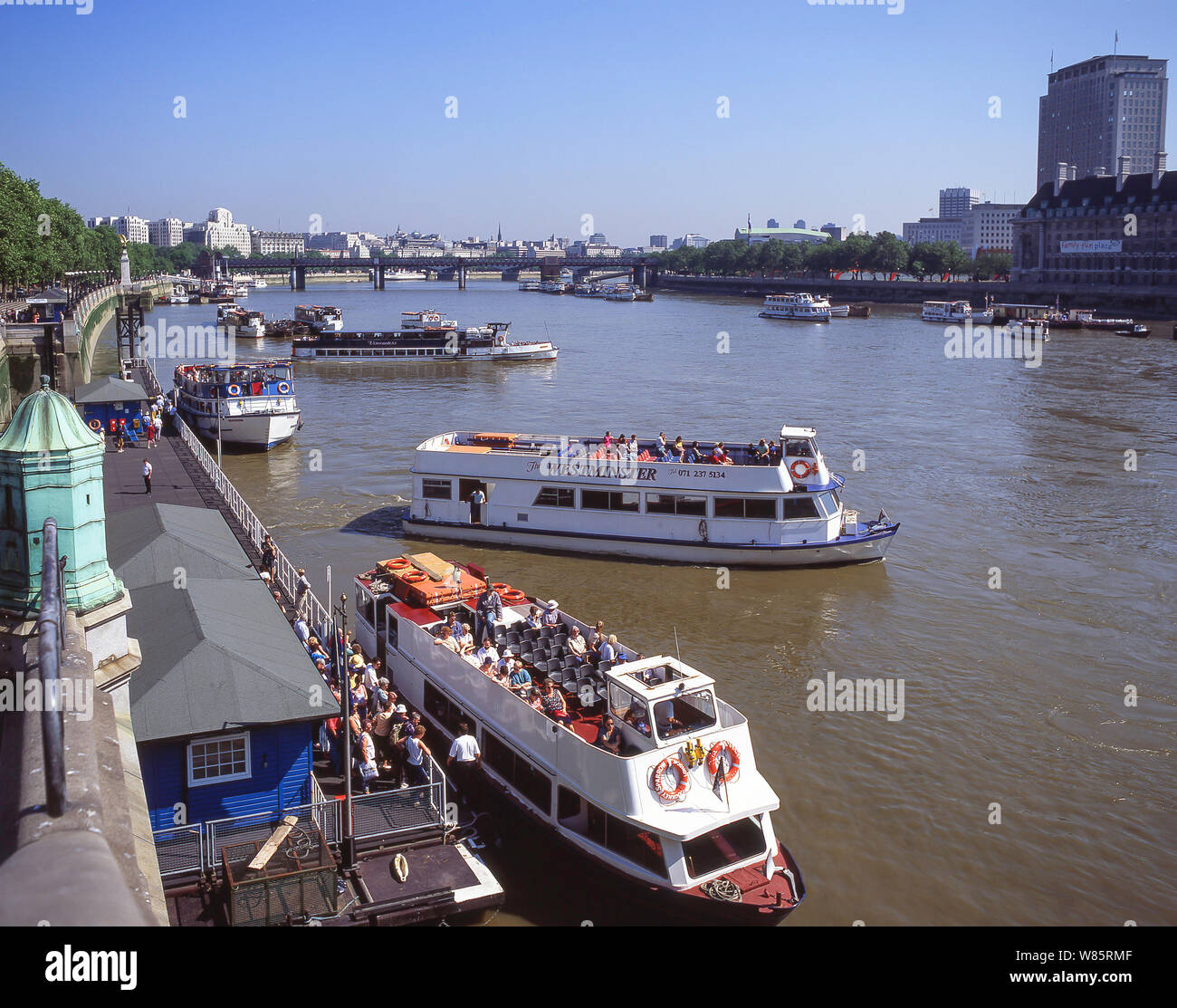 Crucero por el Río Támesis terminal en Westminster Pier, la ciudad de Westminster, Greater London, England, Reino Unido Foto de stock