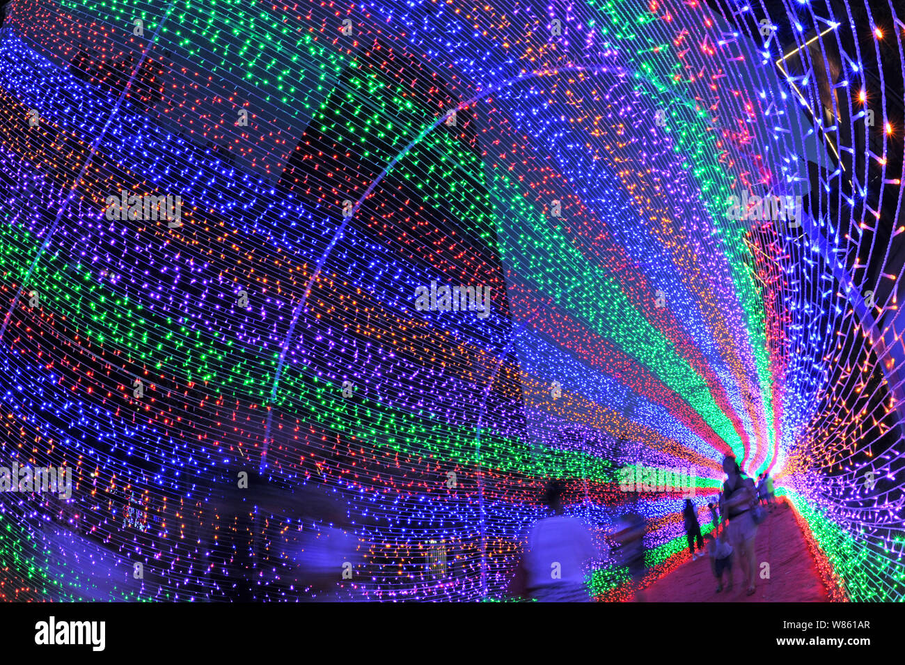 Los visitantes caminan bajo un túnel de luces LED luz durante un festival  de arte para celebrar el próximo Festival Qixi, también conocido como el  chino de San Valentín Fotografía de stock -