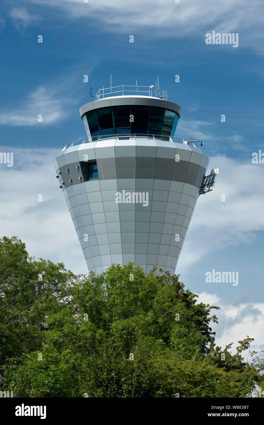 Torre de Control del Aeropuerto de Birmingham carga Foto de stock