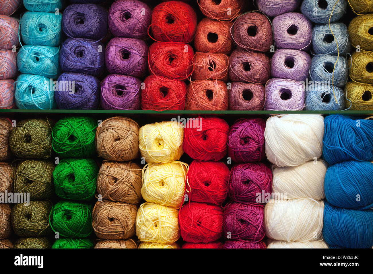 Hilos de colores. Selección de coloridos hilados de lana shopfront.  Antecedentes de tejer, un montón de bolas. Hilos para tejer a mano la ropa  de invierno Fotografía de stock - Alamy