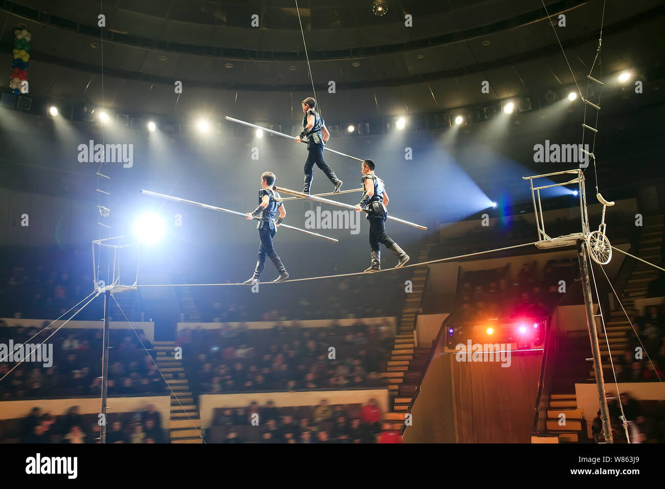 Los equilibristas en el circo arena. Foto de stock